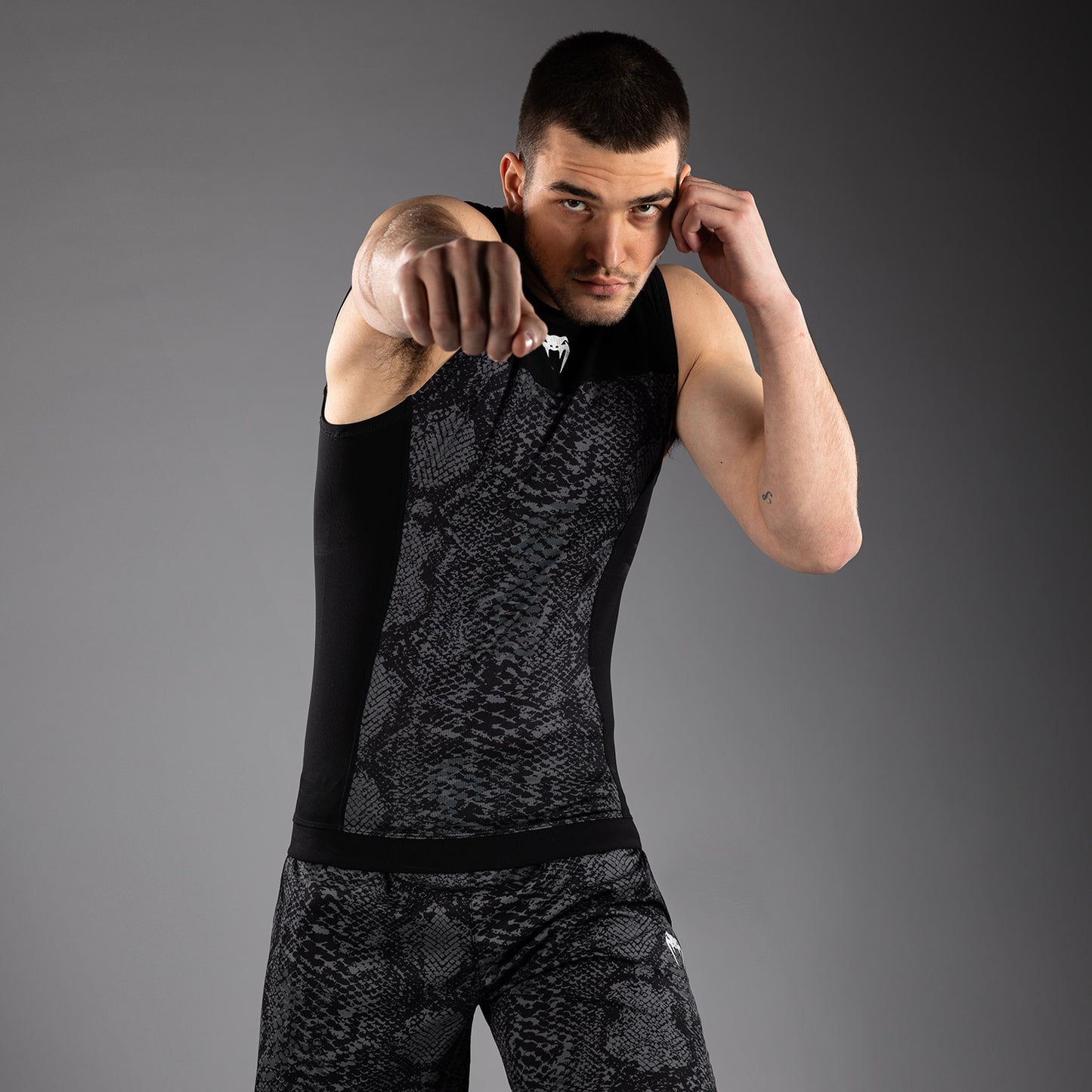 Venum G-Fit Scales Rashguard Sin Mangas – Negro/Gris Carbón