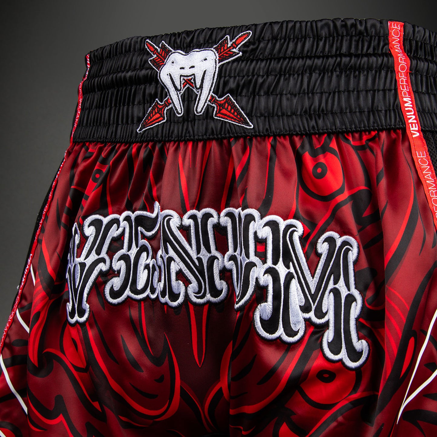 Venum Wolf Atak Short de Muay Thai – Negro/Rojo