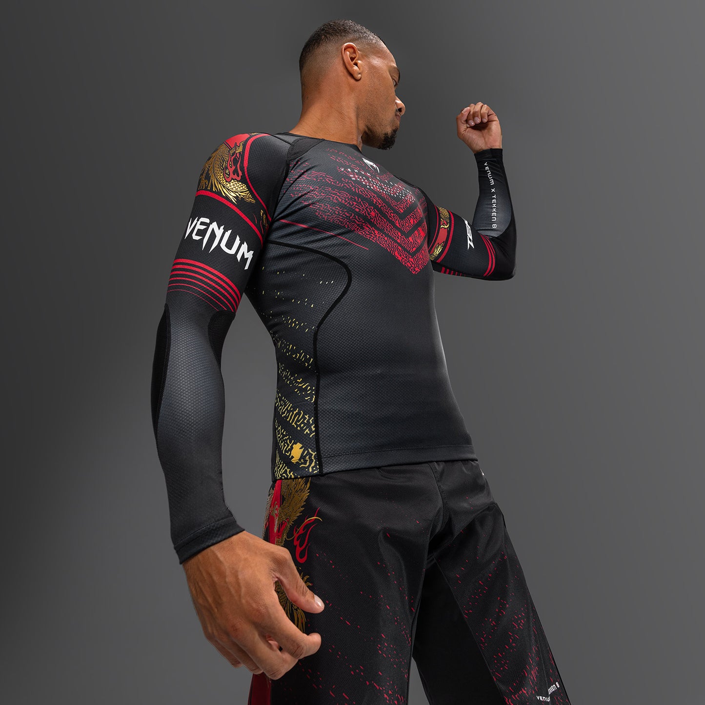 Venum x TEKKEN 8 - Marshall Law Rashguard - Negro/Rojo/Dorado