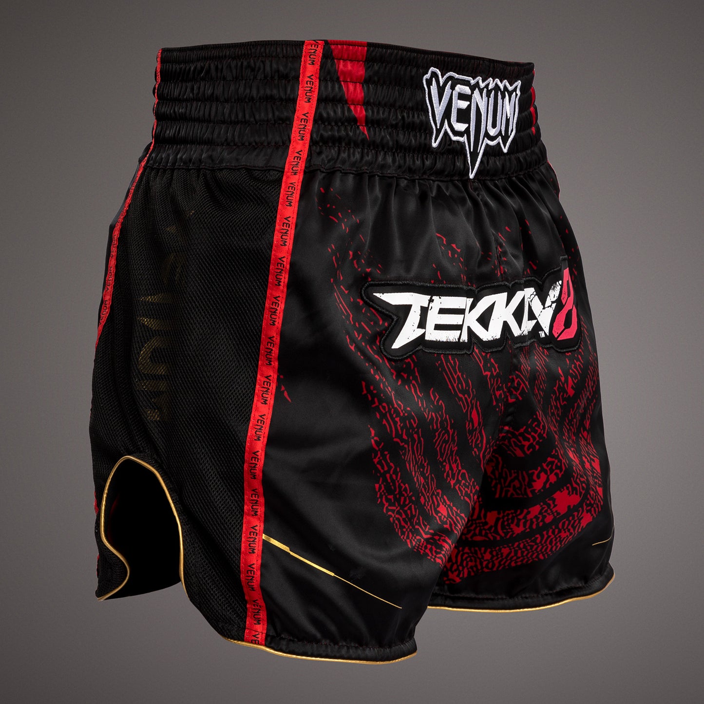 Venum x TEKKEN 8 - Marshall Law Muay Thai Shorts - Negro/Rojo/Dorado