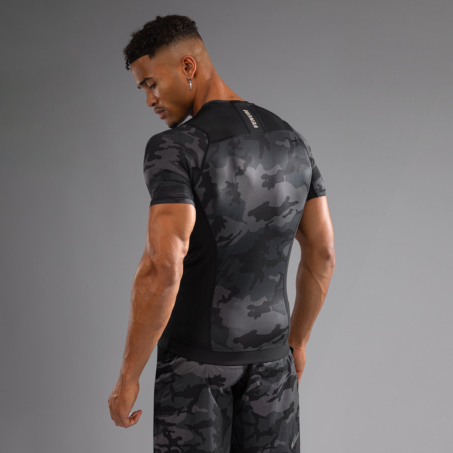 Venum G-Fit Air Rashguard de Manga Corta para Hombre - Camuflaje Urbano Digital