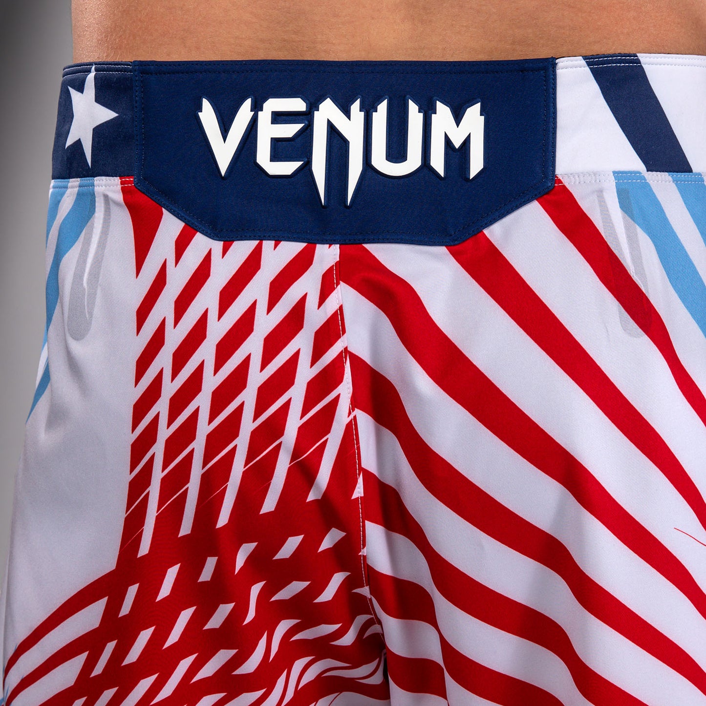 Official UFC Freedom 250 by Venum Authentic Fight Night Fight Shorts de ajuste largo para hombre - Blanco