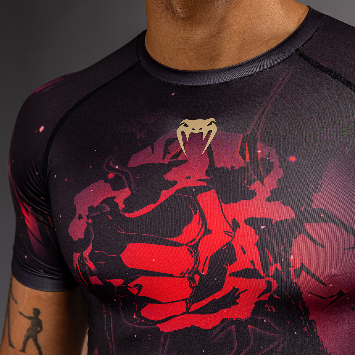 Jujutsu Kaisen x Venum Itadori Rashguard Manga Corta – Negro/Rojo
