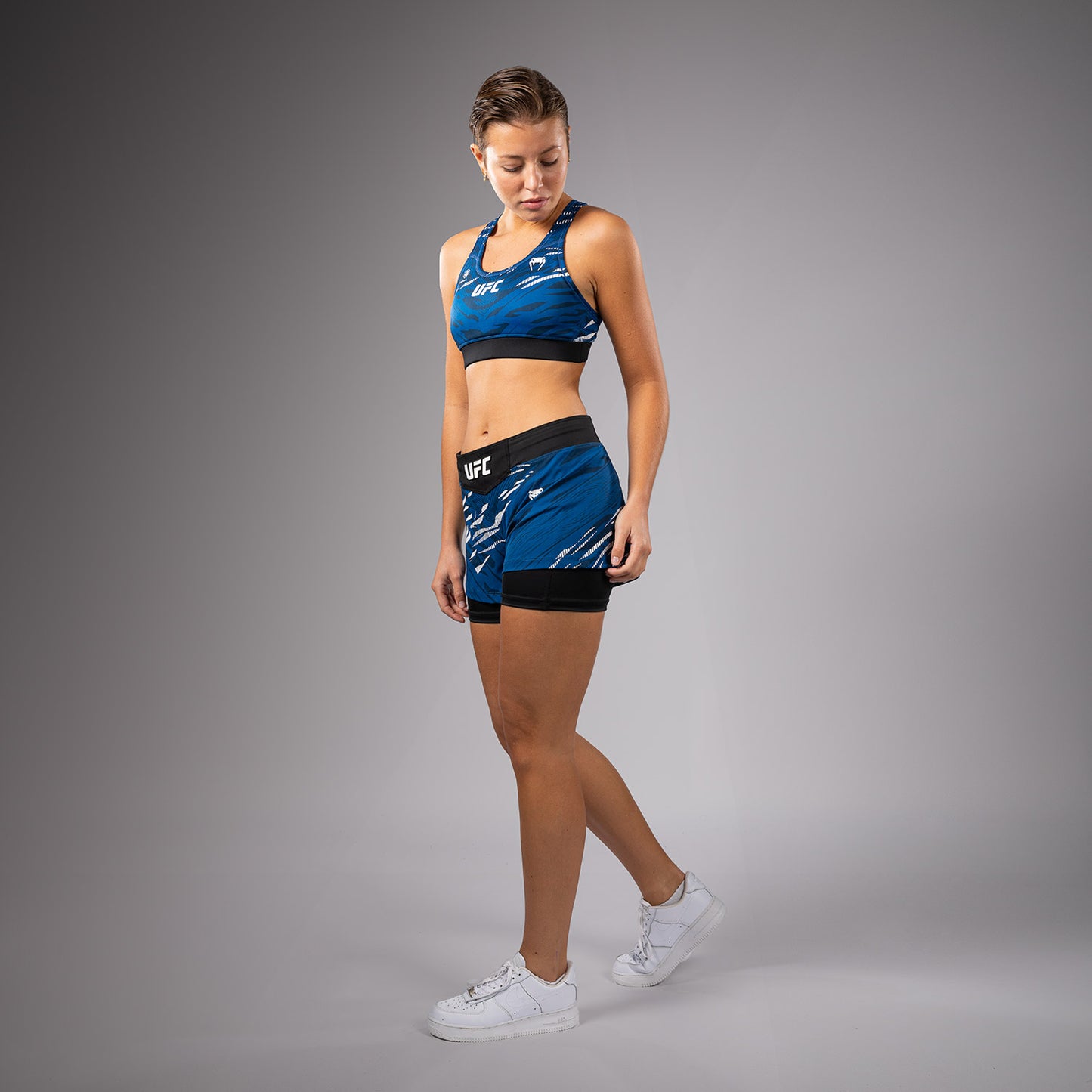 UFC Fusion by Venum Authentic Fight Night Shorts de Lucha para Mujer - Azul