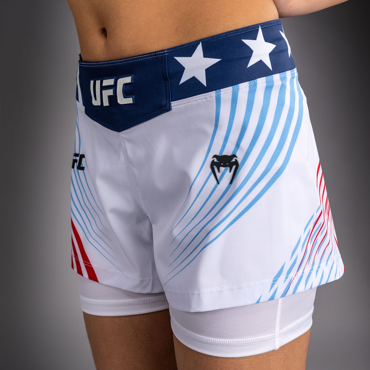 Official UFC Freedom 250 by Venum Authentic Fight Night Fight Shorts para mujer - Blanco