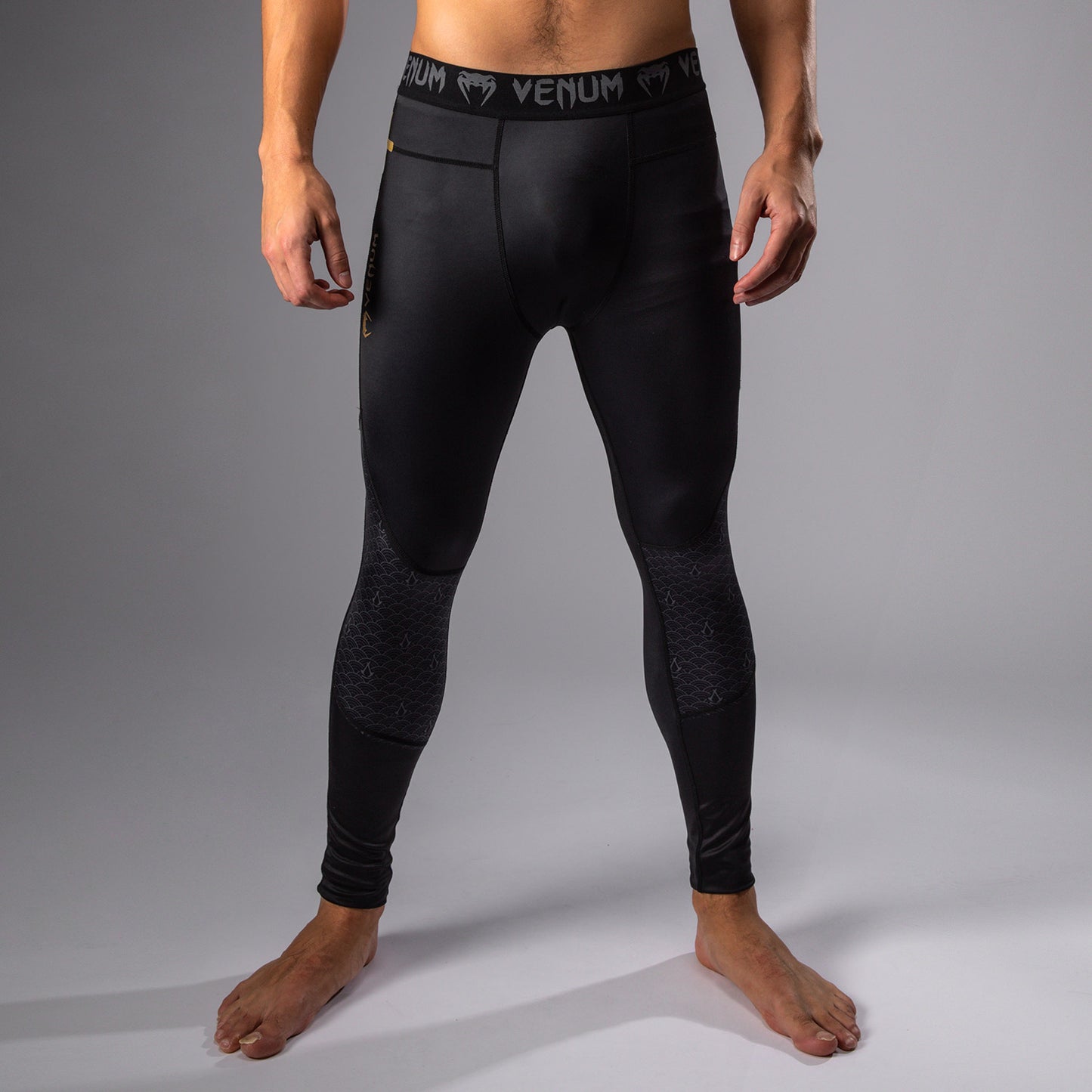 Venum x Assassin’s Creed Shadows Polainas de hombre - Negro/Oro