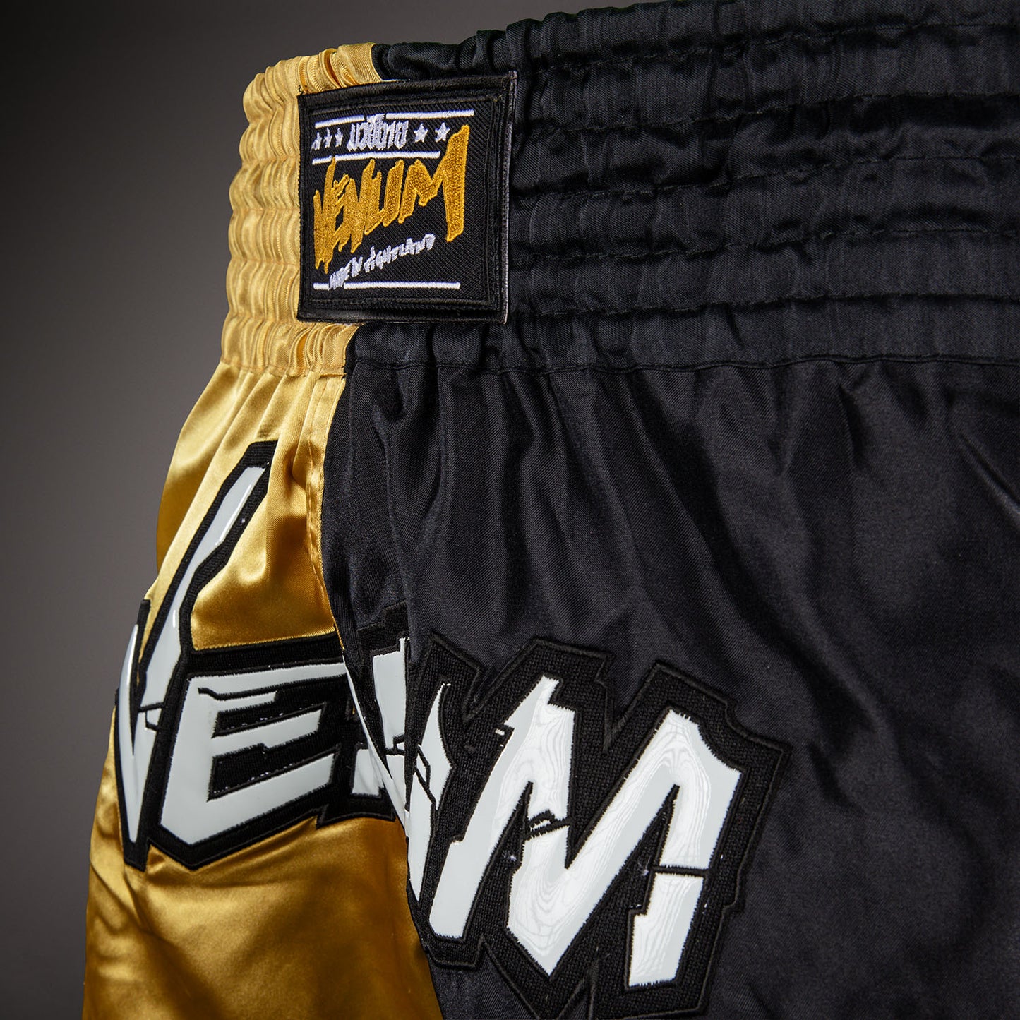 Venum Inferno 2.0 Pantalones Cortos de Muay Thai - Negro/Oro