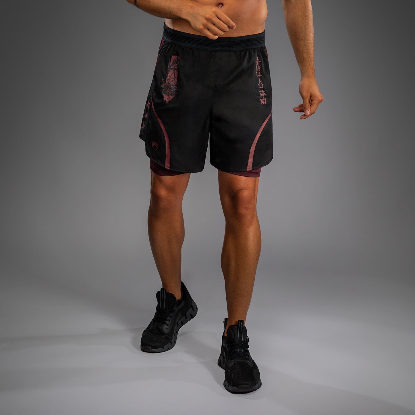 Venum x Assassin’s Creed Shadows Pantalones Cortos de Entrenamiento para Hombre - Burdeos/Negro