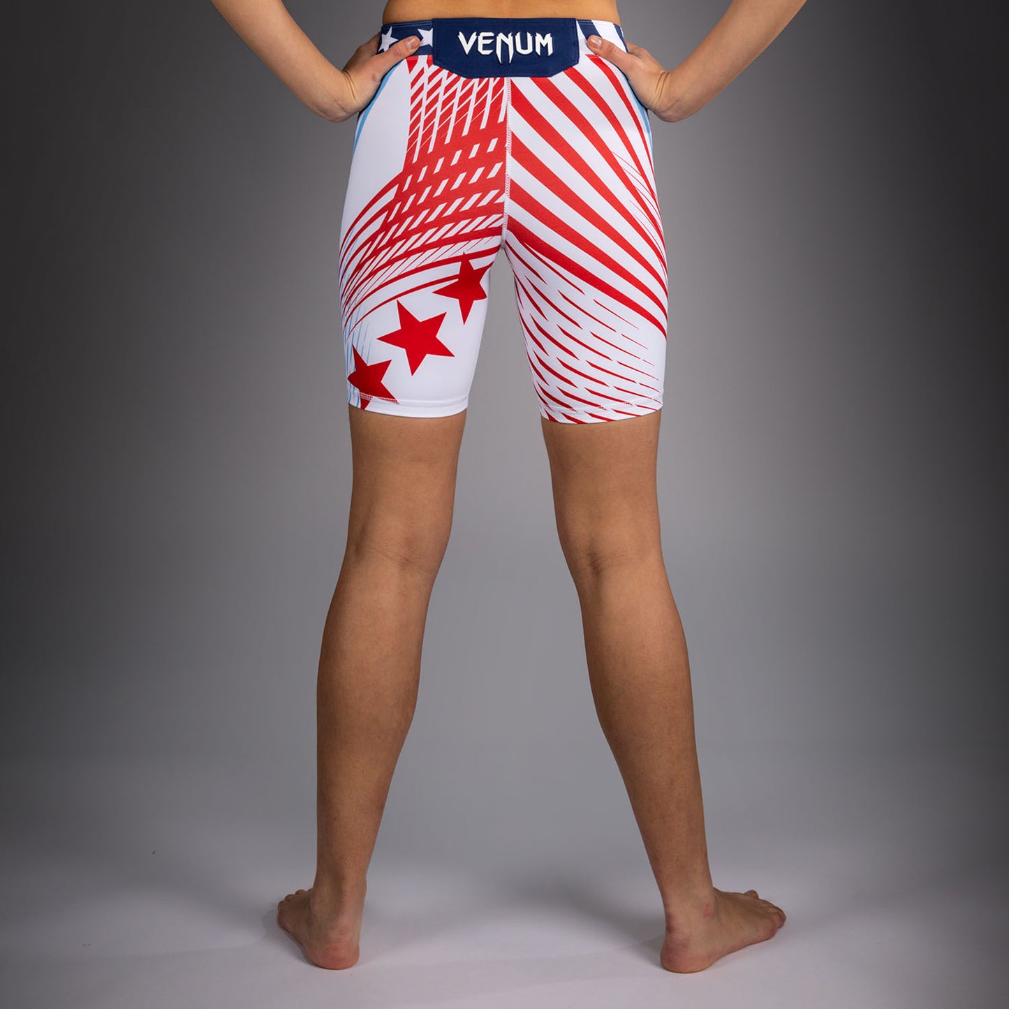 Official UFC Freedom 250 by Venum Authentic Vale Tudo Shorts de ajuste largo para mujer - Blanco
