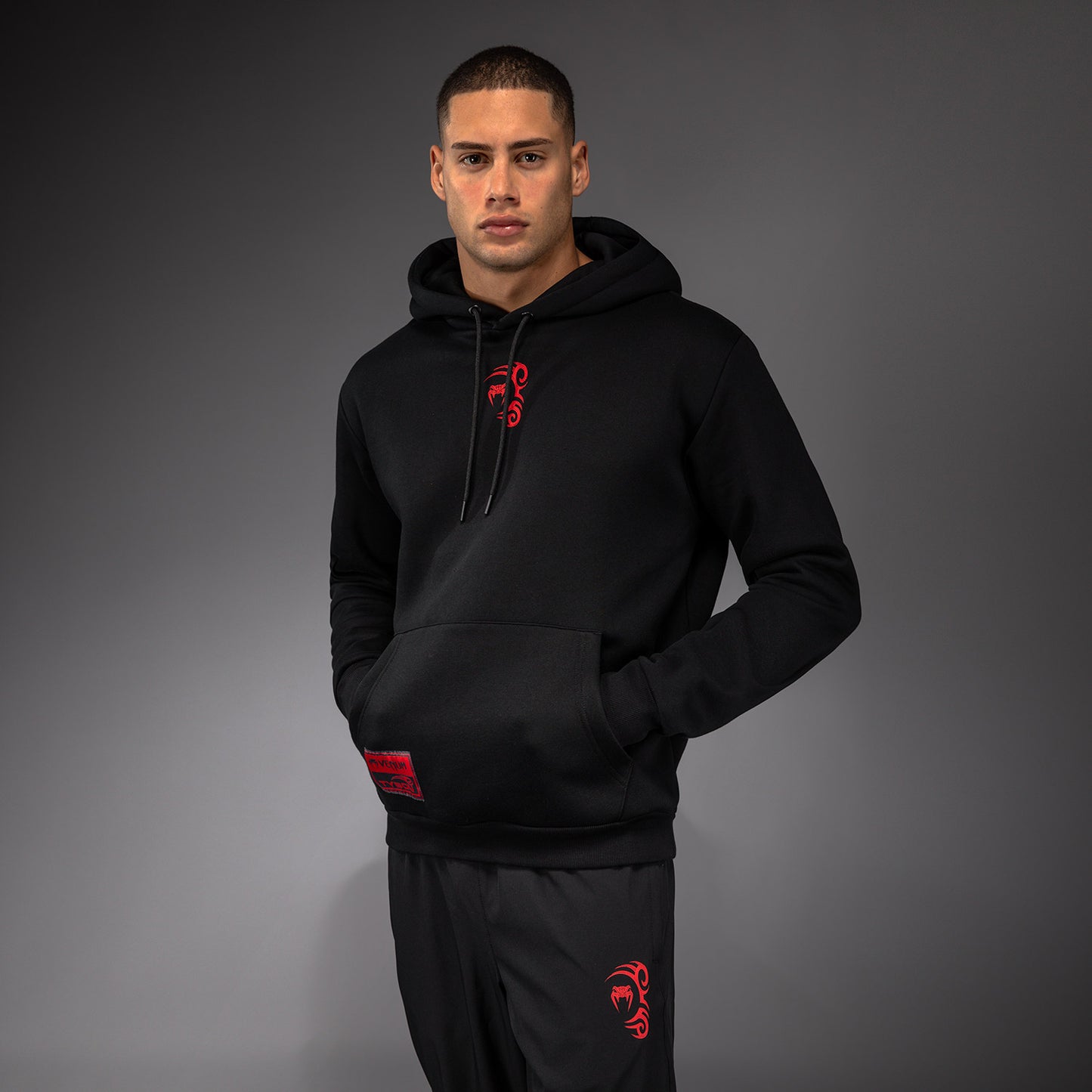 Venum x Mike Tyson Tiger Sudadera con Capucha - Negro Profundo/Rojo Intenso