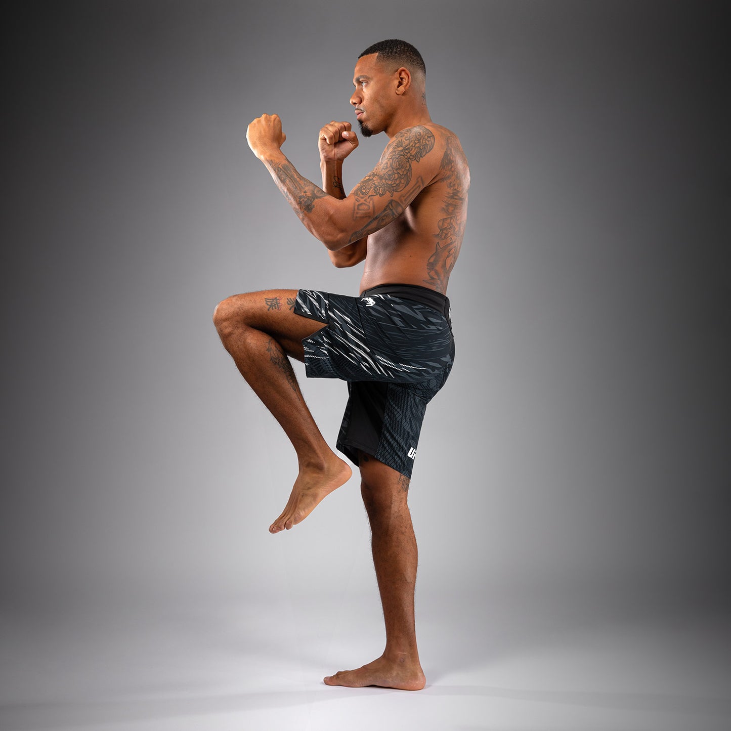 UFC Fusion by Venum Authentic Fight Night Shorts de Lucha para Hombre - Ajuste Largo - Negro