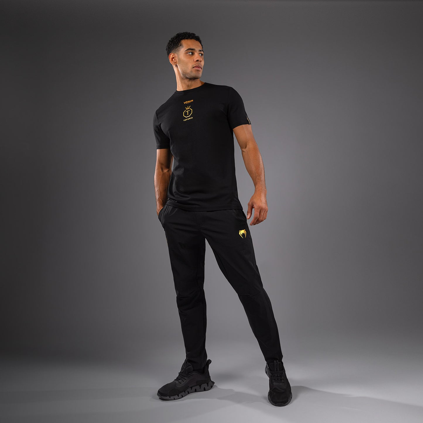 Venum x Topuria Unmatched Edition Camiseta - Negro/Dorado