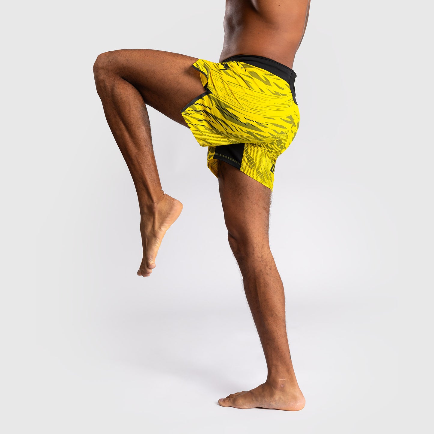 UFC Fusion by Venum Personalizados Authentic Fight Night Shorts de Lucha para Hombre - Ajuste Corto - Amarillo