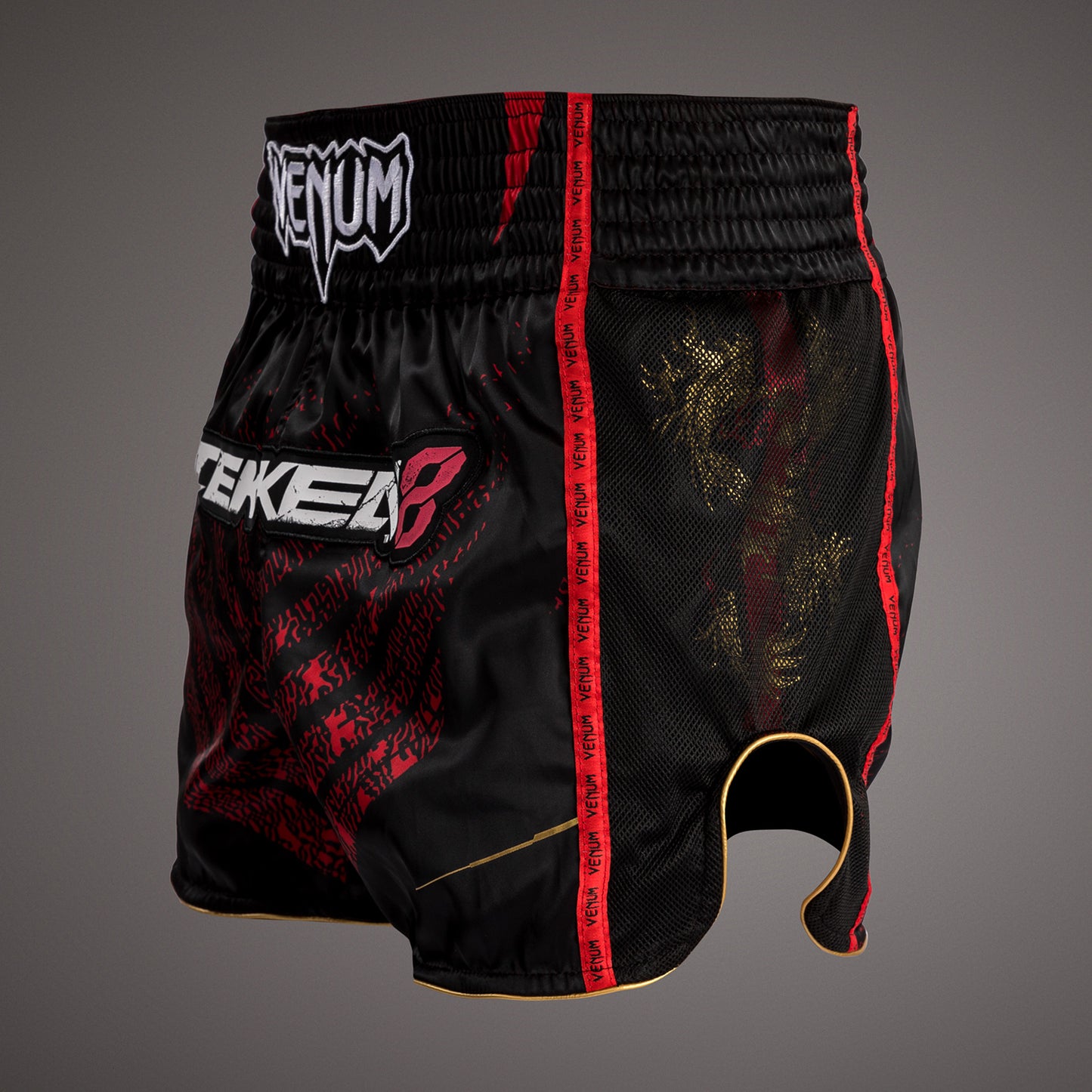 Venum x TEKKEN 8 - Marshall Law Muay Thai Shorts - Negro/Rojo/Dorado