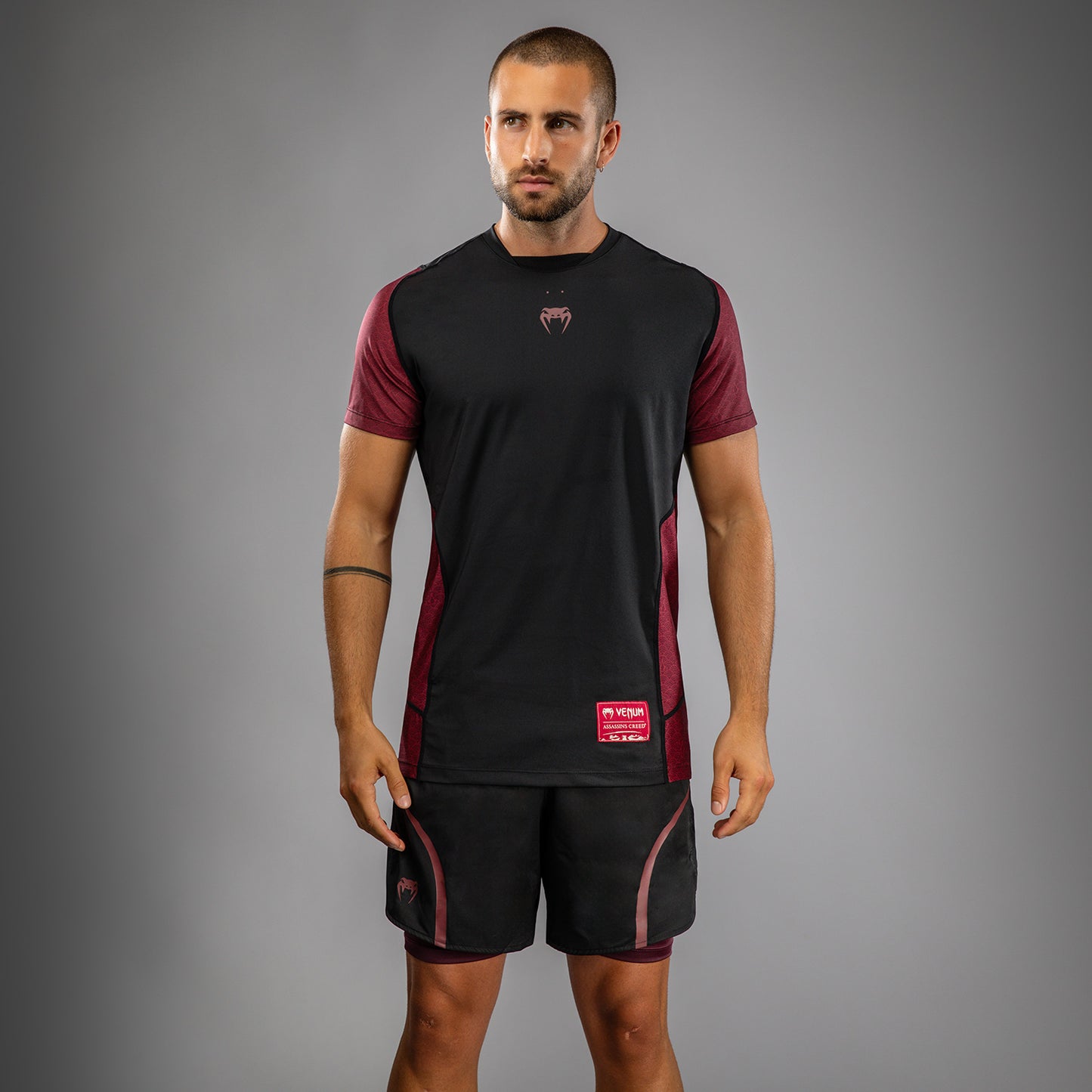 Venum x Assassin’s Creed Shadows Camiseta Dry-Tech para Hombre - Burdeos/Negro