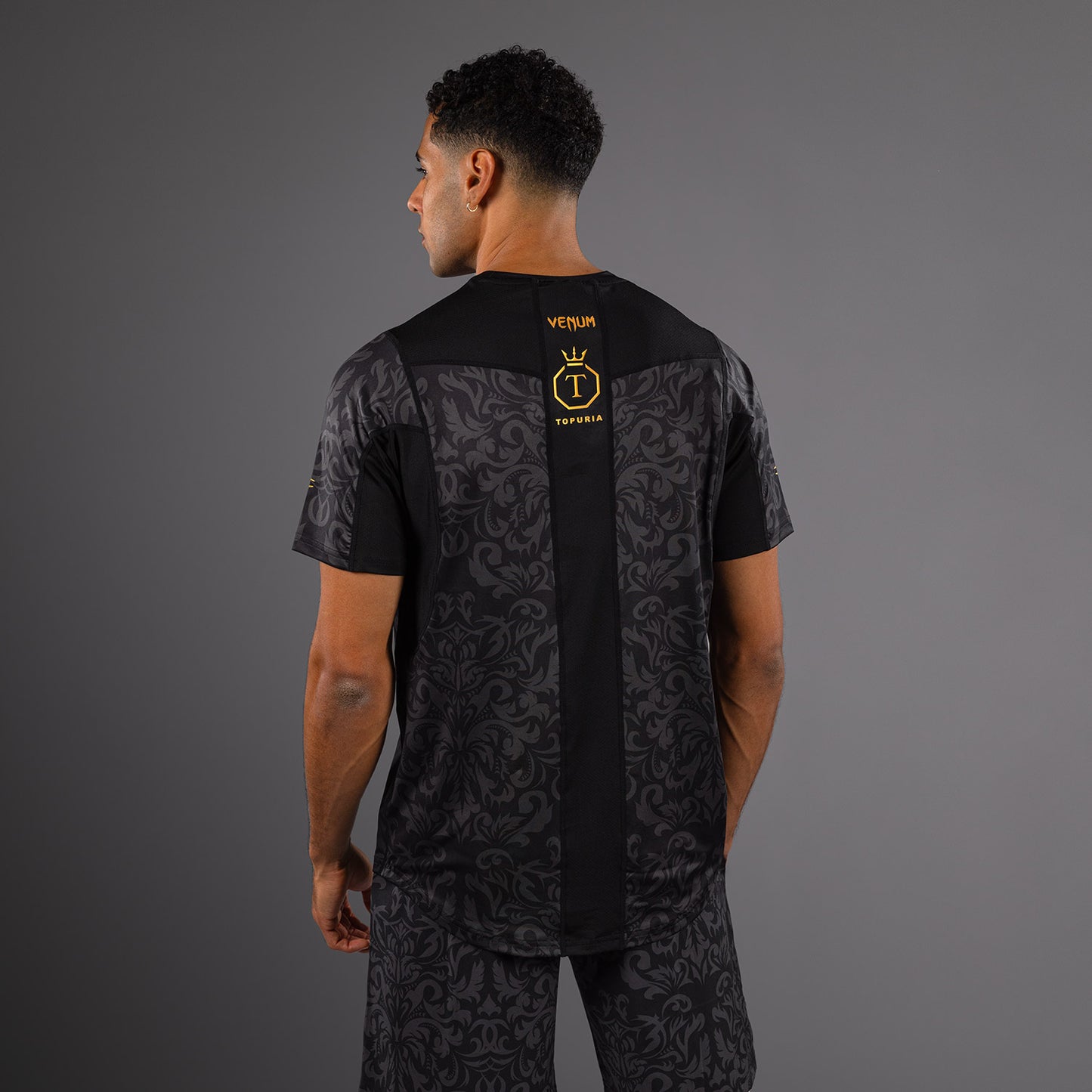 Venum x Topuria Unmatched Edition Camiseta Dry-Tech - Negro/Dorado