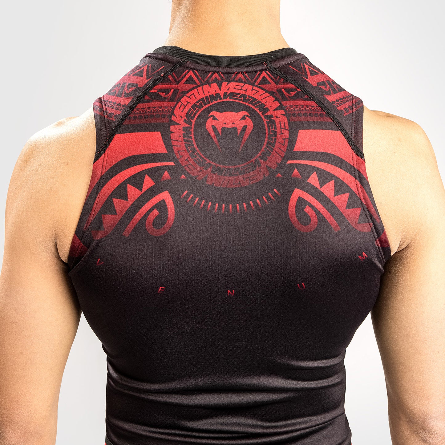 Venum Nakahi Rashguard Sin Mangas - Negro/Rojo