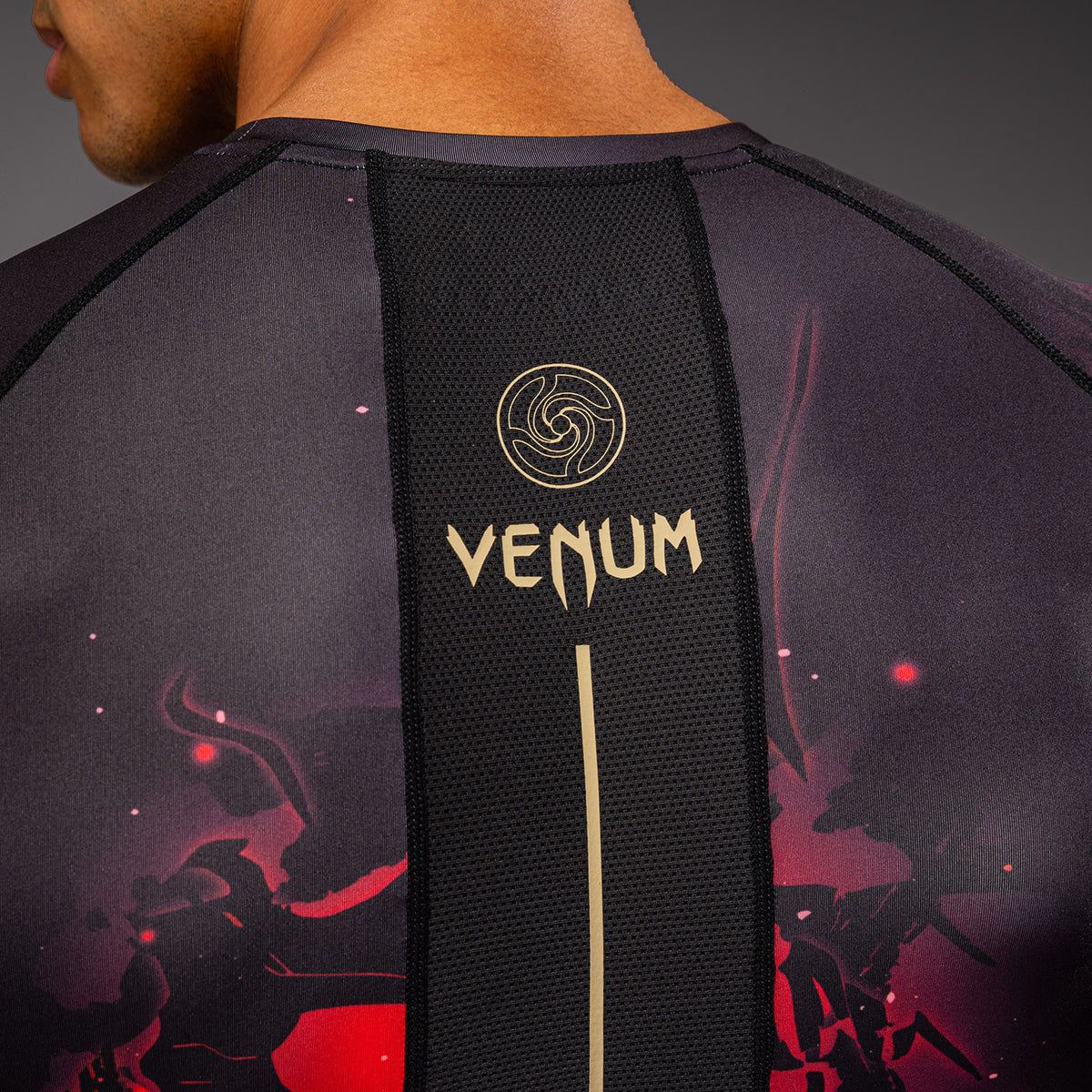 Jujutsu Kaisen x Venum Itadori Rashguard Manga Corta – Negro/Rojo