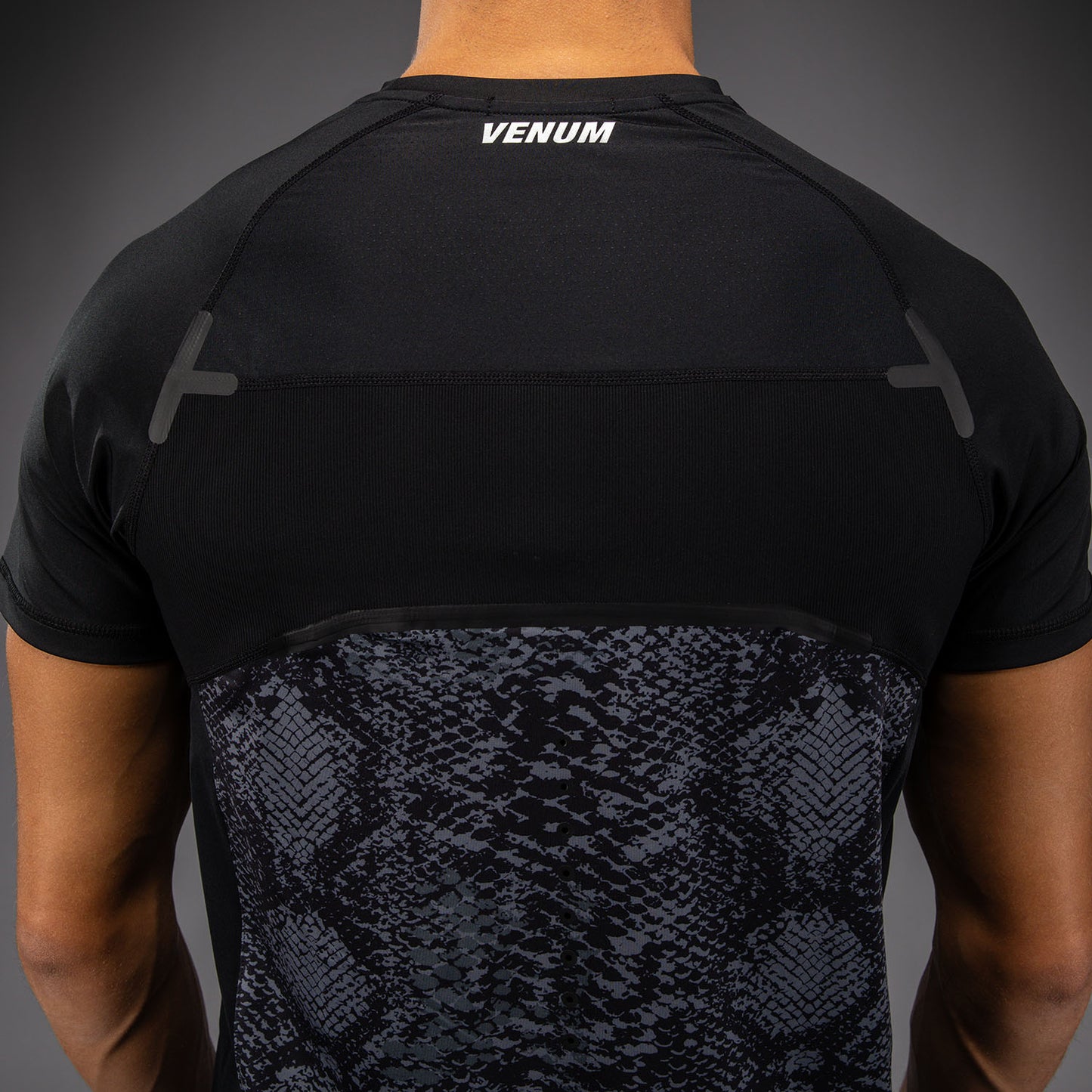 Venum G-Fit Scales Camiseta Dry Tech – Negro/Gris Carbón