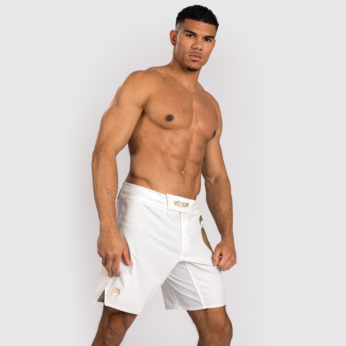 Venum Light 5.0 Pantalón Corto de Lucha - Blanco/Oro