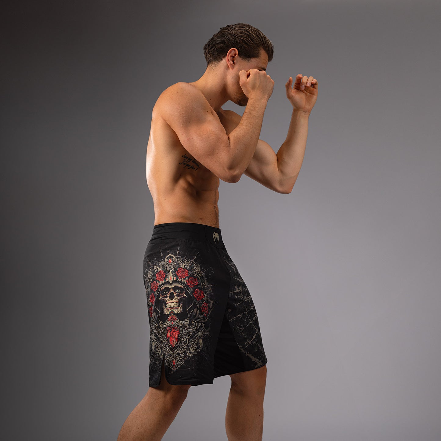 Venum Santa Muerte 5.0 Pantalones Cortos de Combate para Hombre - Negro Profundo/Oro