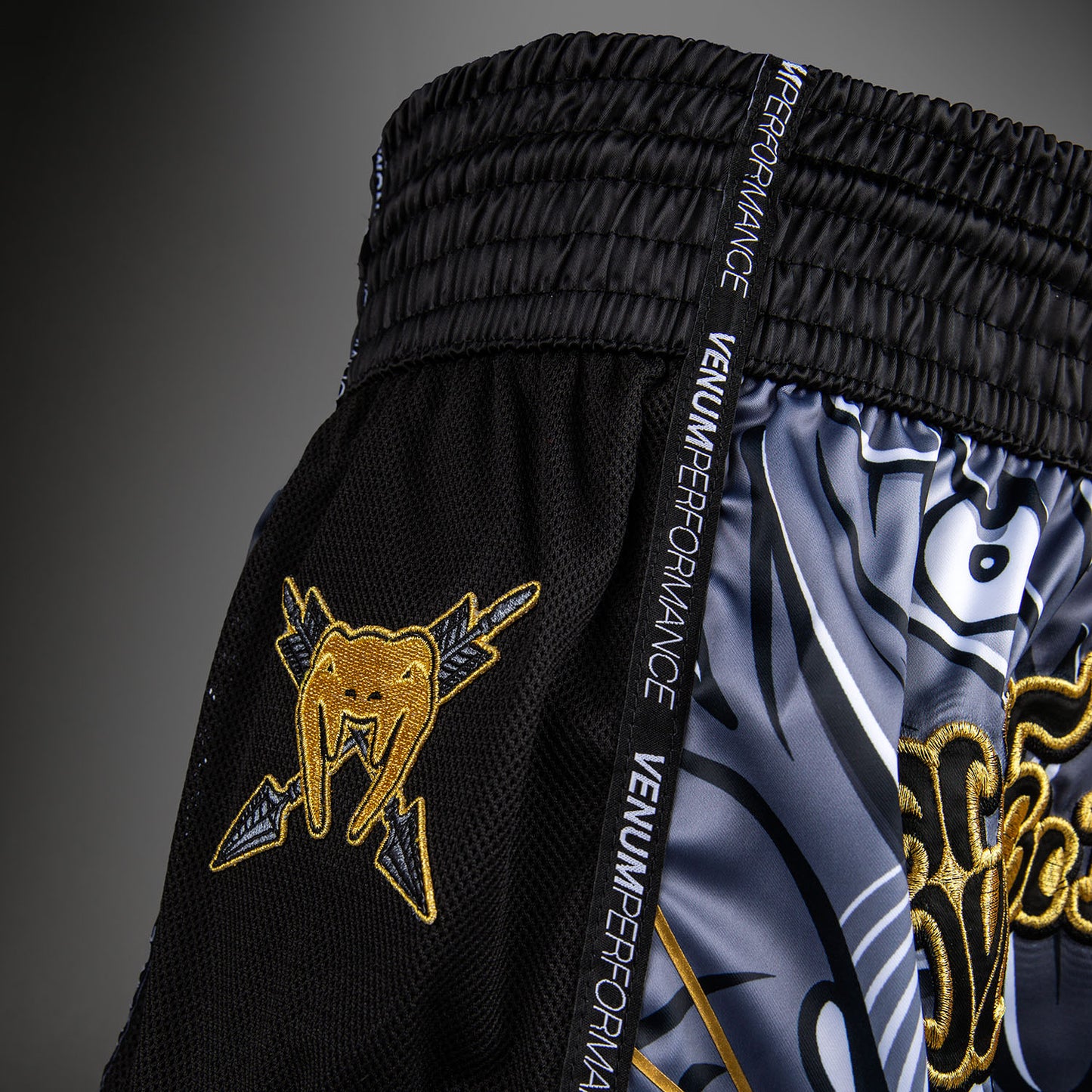 Venum Wolf Atak Short de Muay Thai – Negro/Gris
