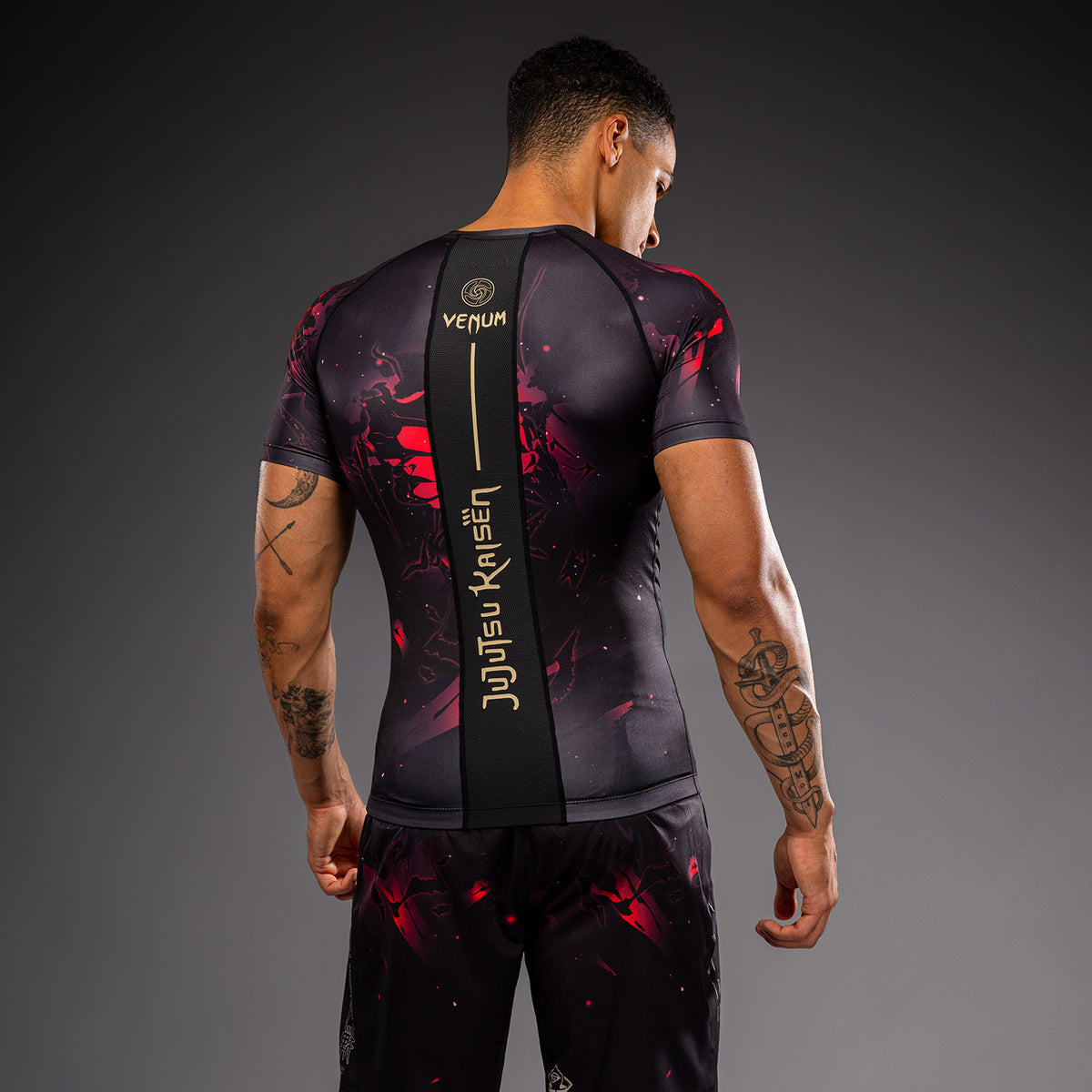 Jujutsu Kaisen x Venum Itadori Rashguard Manga Corta – Negro/Rojo