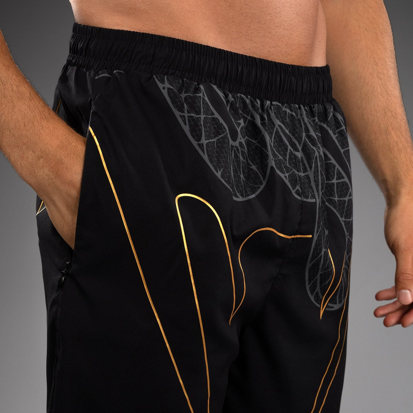 Venum Serpenti Pantalones Cortos de Entrenamiento – Negro/Plata/Dorado