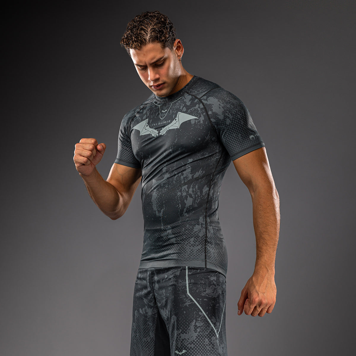 Venum x Batman Rashguard de manga corta - Gris