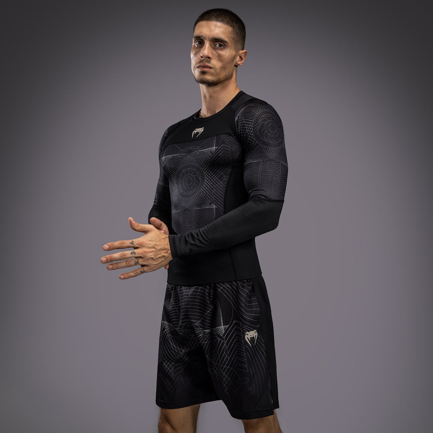Venum G-Fit Air Rashguard de Manga Larga para Hombre - Negro Profundo/Arena del desierto
