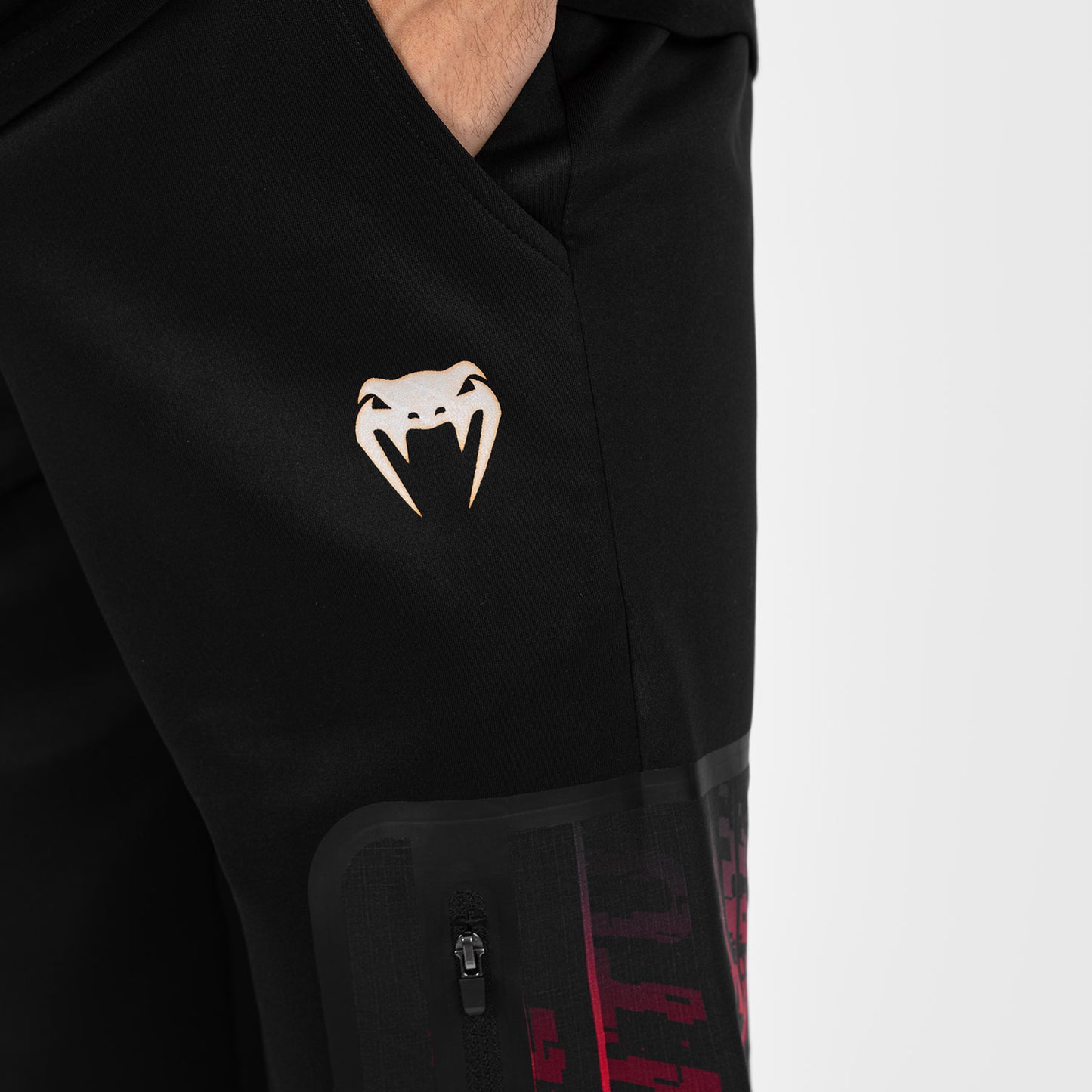 UFC Venum Performance Institute 2.0 Pantalón para Hombre - Negro/Rojo