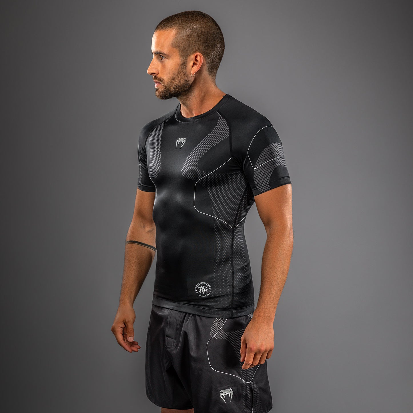Venum Nexus Rashguard Manga Corta – Negro/Plata
