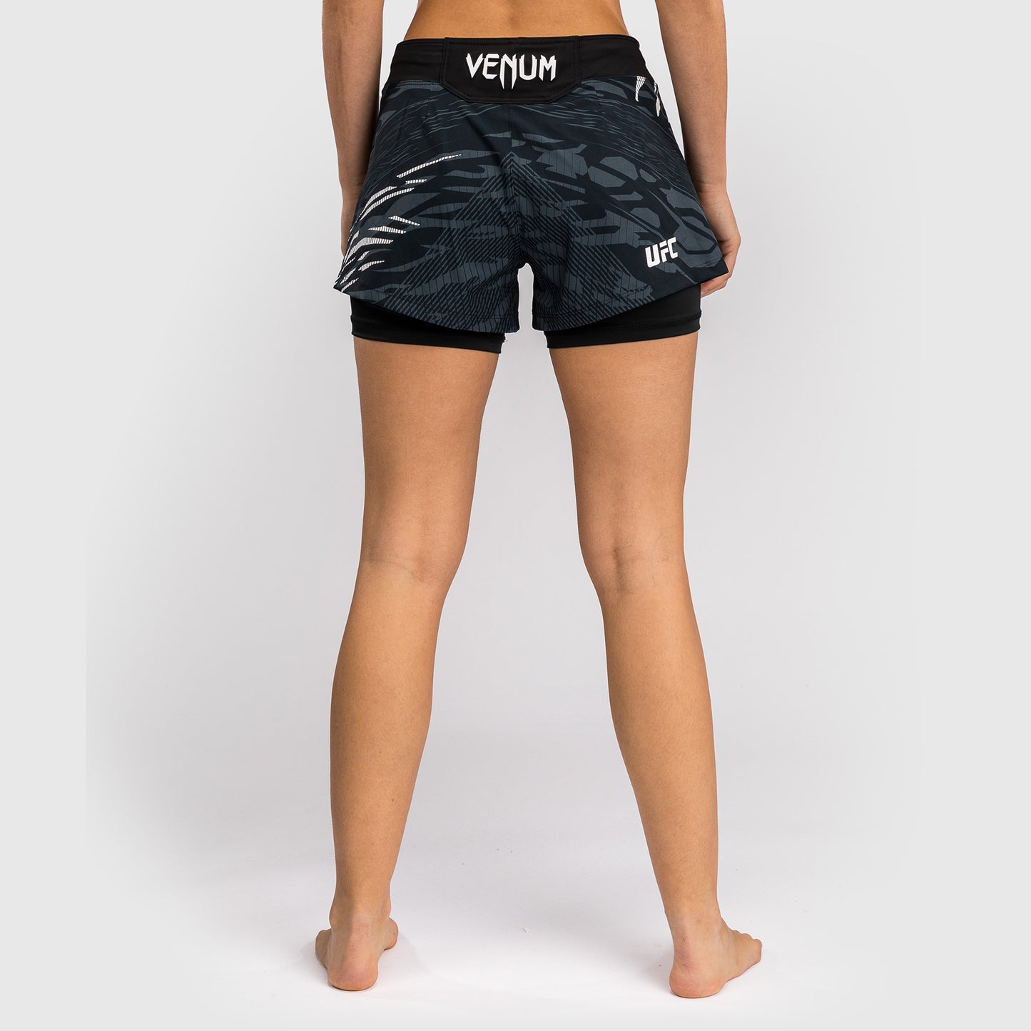 UFC Fusion by Venum Personalizados Authentic Fight Night Shorts de Lucha para Mujer - Negro