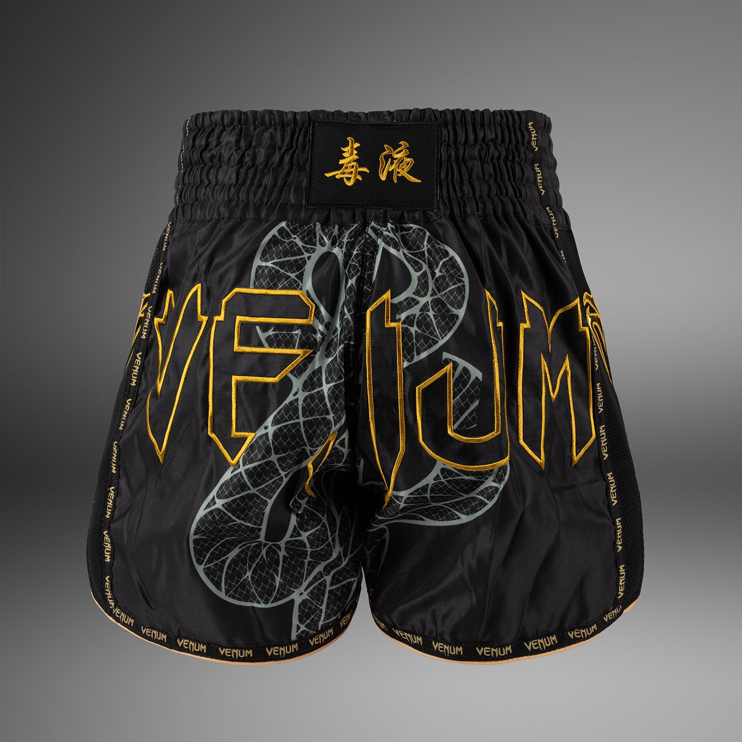 Venum Serpenti Pantalones Cortos Muay Thai – Negro/Plateado/Dorado