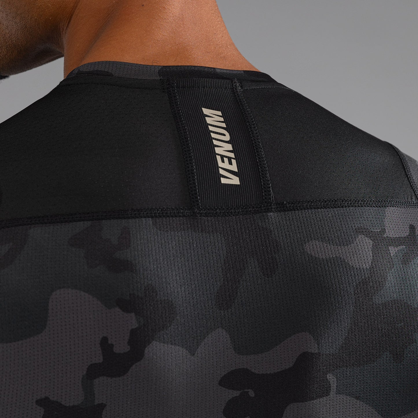 Venum G-Fit Air Rashguard de Manga Corta para Hombre - Camuflaje Urbano Digital