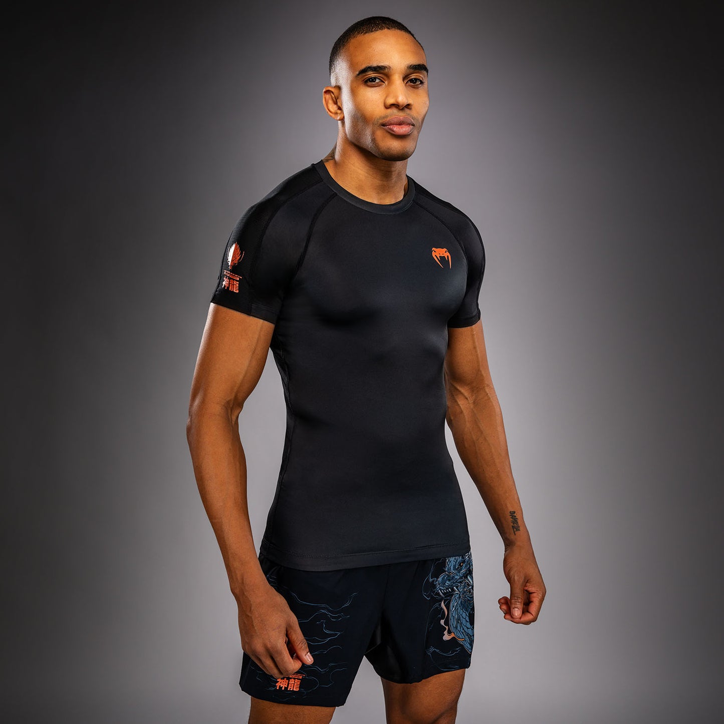 Venum Thunder Dragon Rashguard Manga Corta – Negro/Gris/Cobre