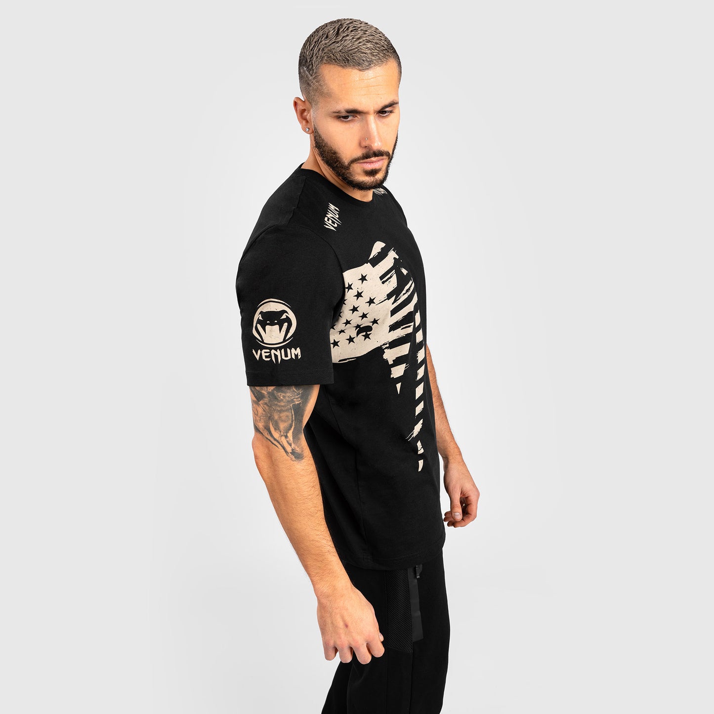 CAMISETA VENUM GIANT USA - REGULAR FIT - NEGRA
