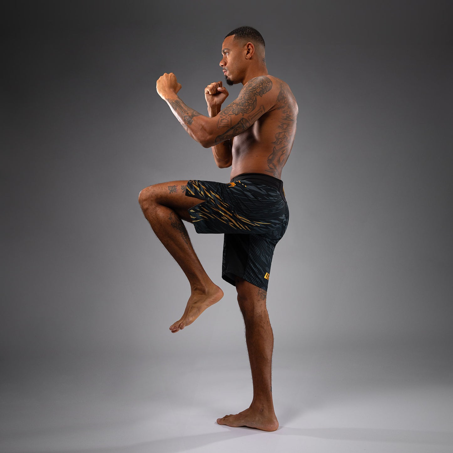 UFC Fusion by Venum Authentic Fight Night Shorts de Lucha para Hombre - Ajuste Largo - Champion