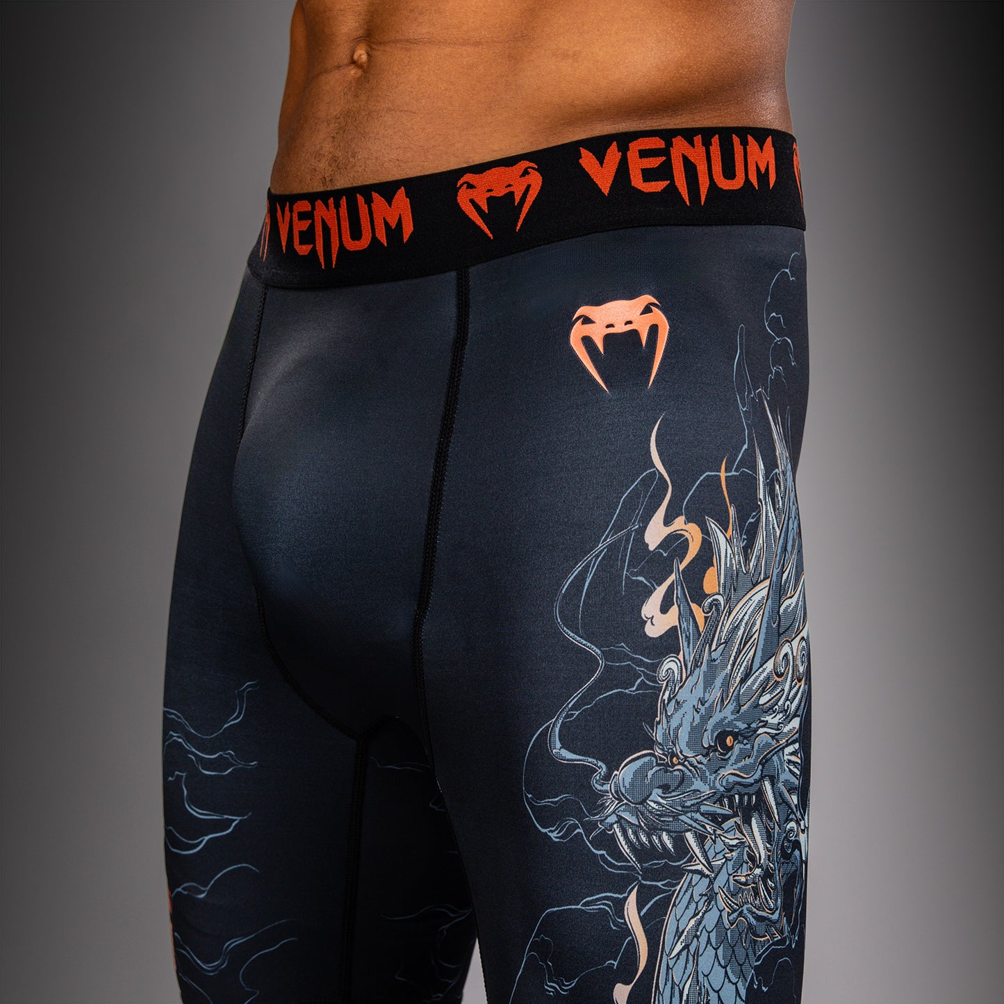 Venum Thunder Dragon Short de Compresión – Negro/Gris/Cobre