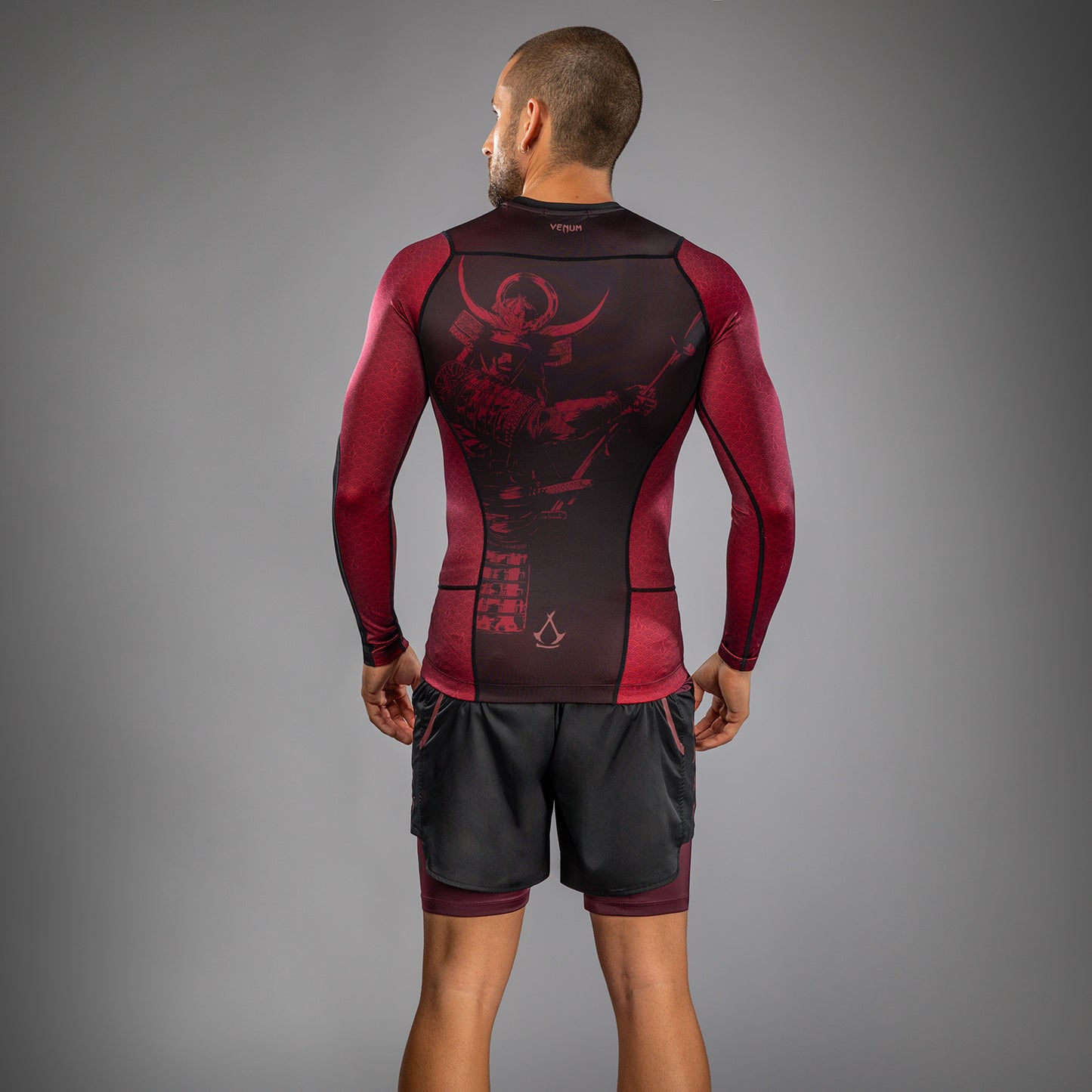 Venum x Assassin’s Creed Shadows Camiseta de Manga Larga Rashguard para Hombre - Burdeos/Negro