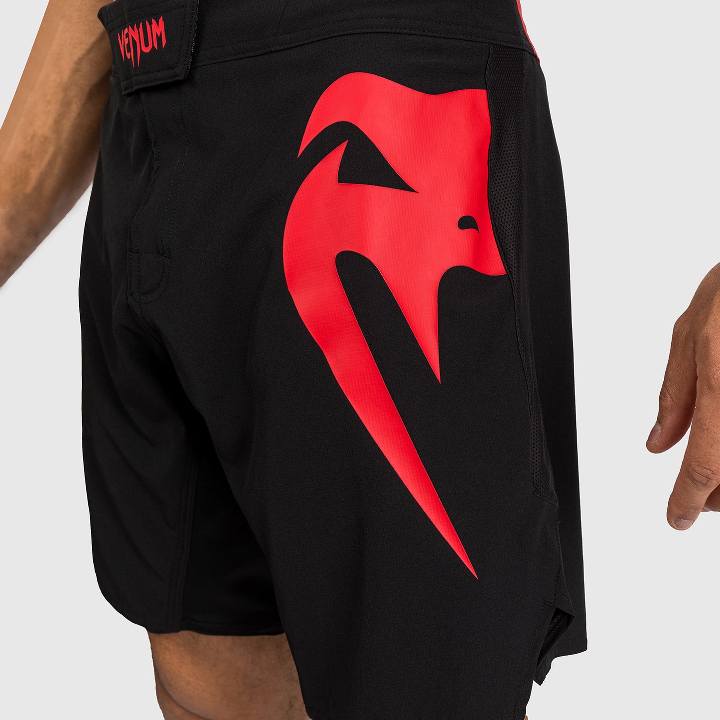 Venum Light 5.0 Pantalones cortos de lucha - Negro/Rojo