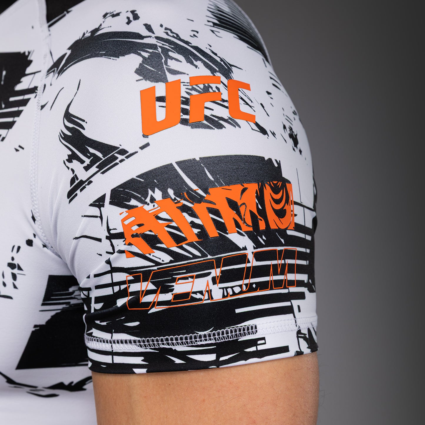 UFC Zenith by Venum Authentic Fight Week Rashguard de manga corta Performance Hombre - Blanco