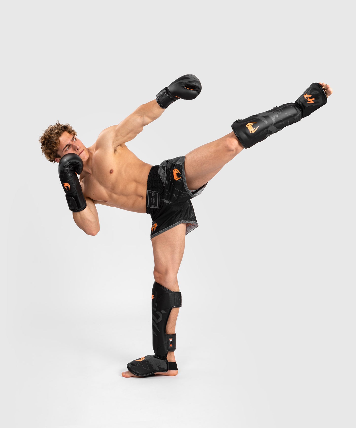 Venum S47 Muay Thai Shorts - Negro/Naranja