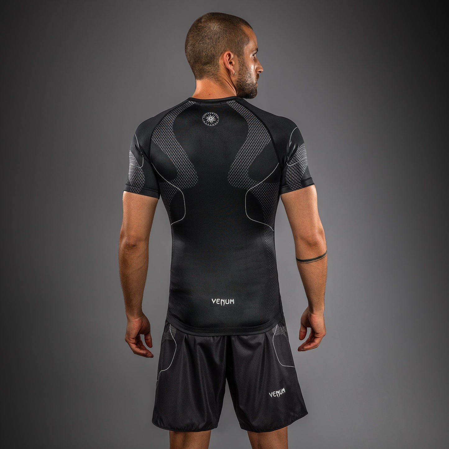 Venum Nexus Rashguard Manga Corta – Negro/Plata