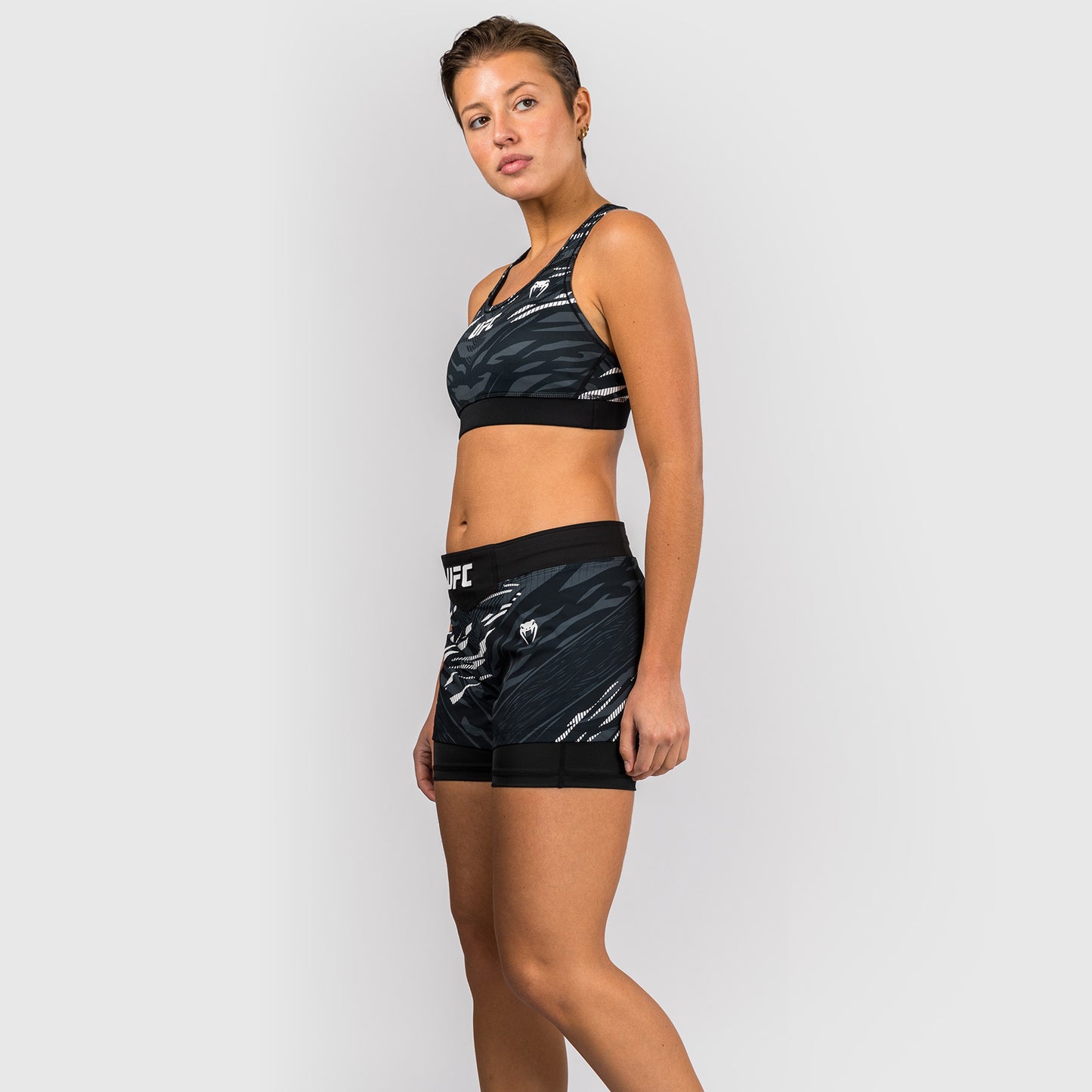 UFC Fusion by Venum Personalizados Authentic Fight Night Shorts de Lucha para Mujer - Negro