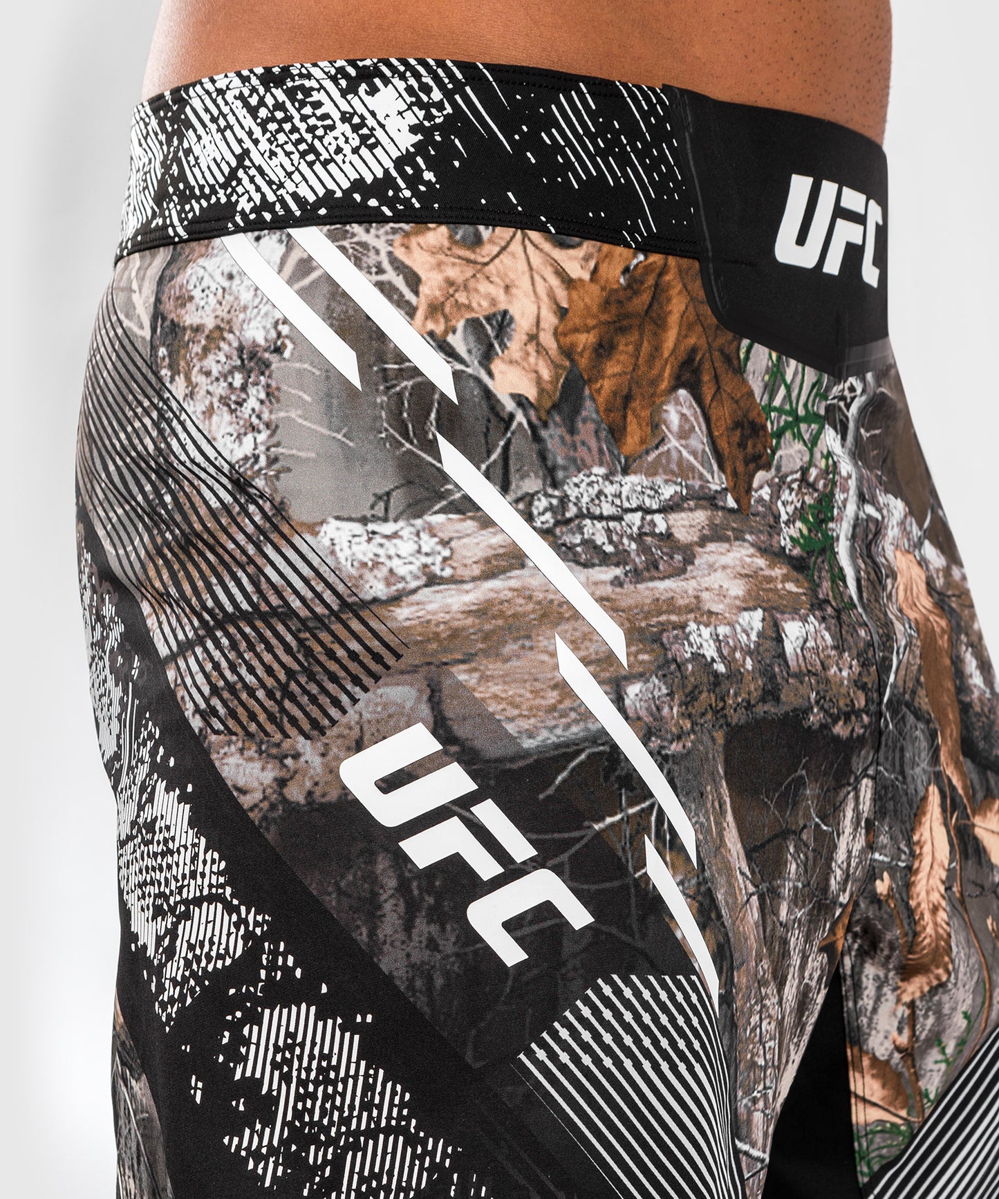 UFC Adrenaline by Venum Fight Night Pantalón corto de lucha para hombre en camuflaje Realtree - Corte largo