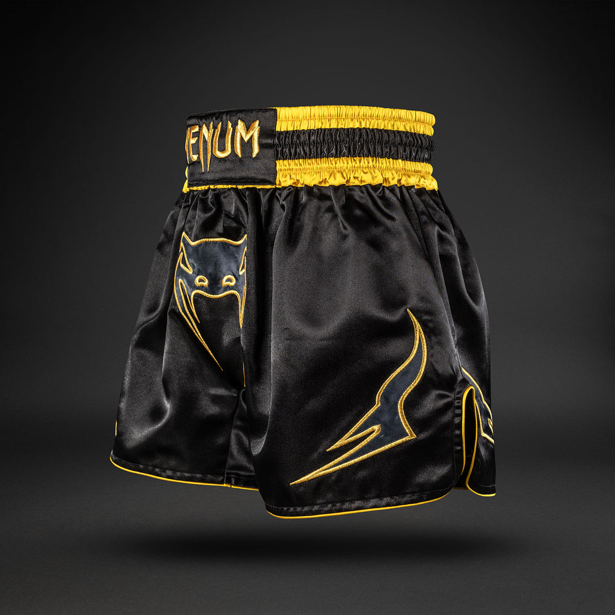 Venum Bangkok Fury Pantalón corto de Muay Thai - Negro/Dorado