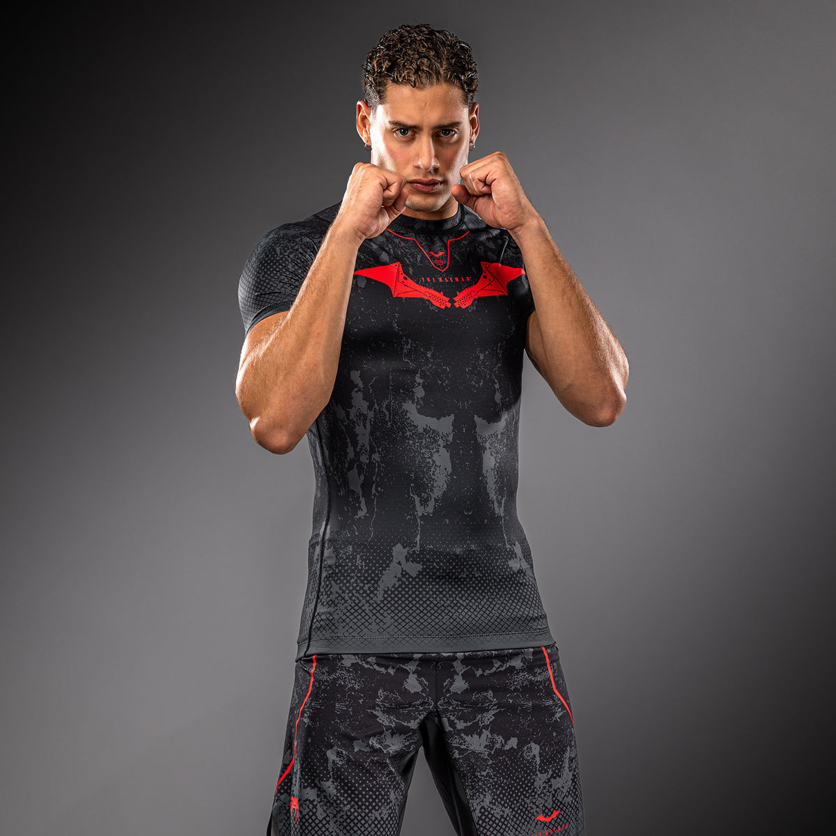 Venum x Batman Rashguard de manga corta - Negro/Gris/Rojo