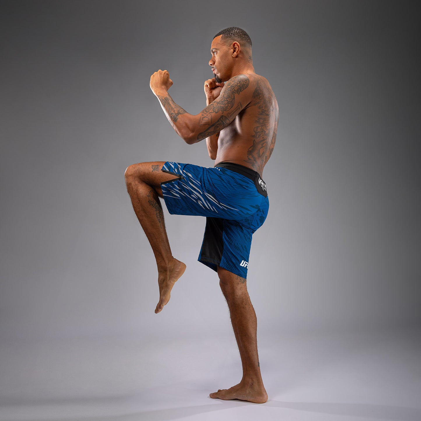 UFC Fusion by Venum Authentic Fight Night Shorts de Lucha para Hombre - Ajuste Largo - Azul