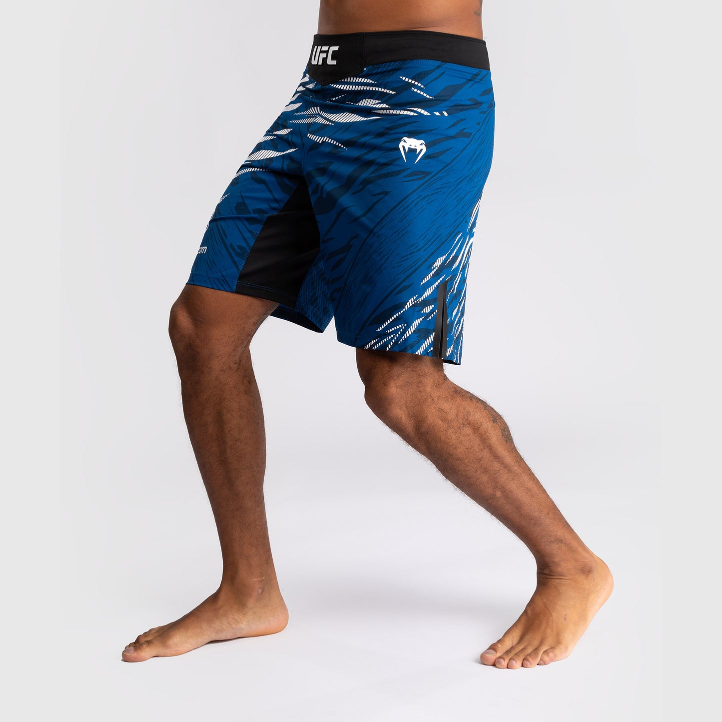 UFC Fusion by Venum Personalizados Authentic Fight Night Shorts de Lucha para Hombre - Ajuste Largo - Azul